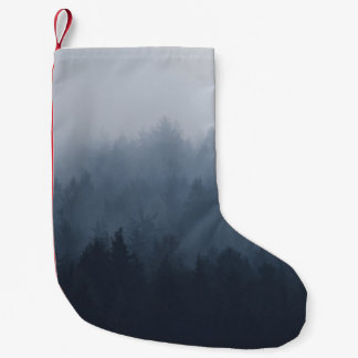 BERG MIT WALD IM NEBEL KLEINER WEIHNACHTSSTRUMPF