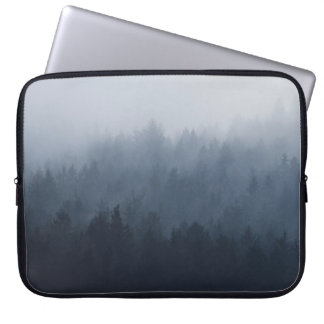 BERG MIT WALD IM NEBEL LAPTOPSCHUTZHÜLLE