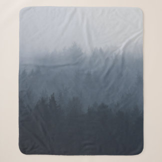 BERG MIT WALD IM NEBEL SHERPADECKE
