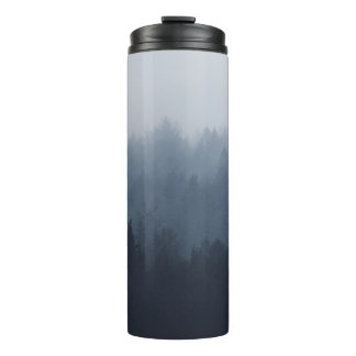 BERG MIT WALD IM NEBEL THERMOSBECHER