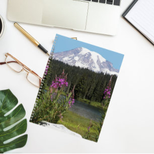 Berg Rainier und Wildblumen Landschaft Notizbuch