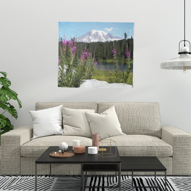Berg Rainier und Wildblumen Landschaftliche Landsc Wandteppich (In Situ (Sofa))