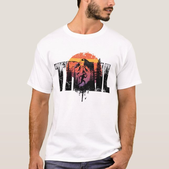 Berg Trail Runner Typografie Kunst T-Shirt (Vorderseite)