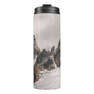BERG VON SCHNEE BEDECKT THERMOSBECHER
