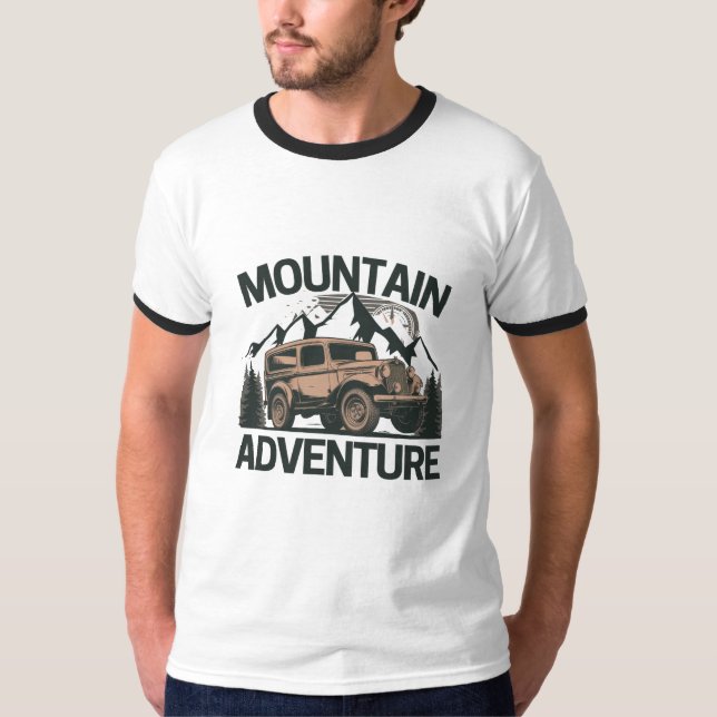Bergabenteuer: Rugged Car in Majestic Peaks T-Shirt (Vorderseite)