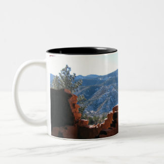 Bergblick aus den Cliff-Wohnungen Zweifarbige Tasse