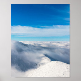 Berge, die aus Wolken hervorgehen Poster