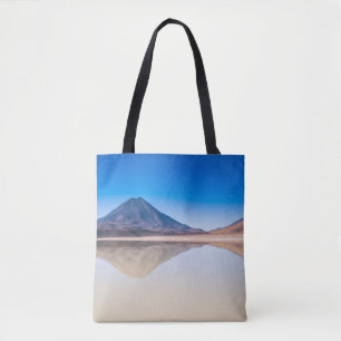 BERGE, DIE SICH AUF WASSER SPIEGELN