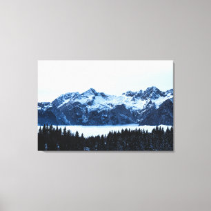 Berge, Fichtenwälder und Wolken Leinwanddruck