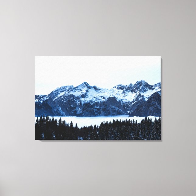 Berge, Fichtenwälder und Wolken Leinwanddruck (Vorderseite)