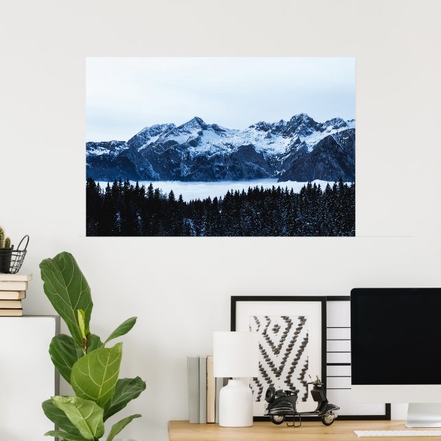 Berge, Fichtenwälder und Wolken Poster (Heimbüro)