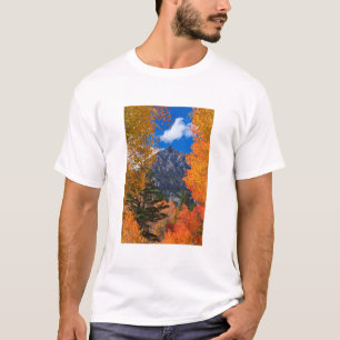 Berge gerahmt in Laubblättern, CA T-Shirt