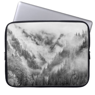 Berge im Nebel. Laptopschutzhülle