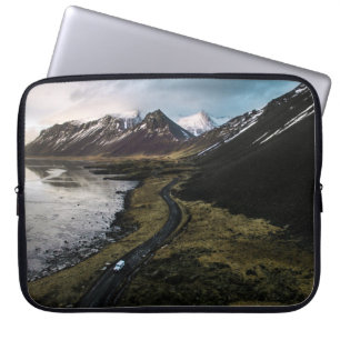 BERGE IN DER NÄHE DES WASSERKÖRPERS LAPTOPSCHUTZHÜLLE