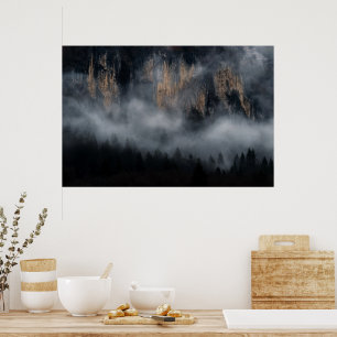 Berge mit Nebel durch Fichtenwald Poster