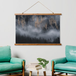 Berge mit Nebel durch Fichtenwald Wandteppich Mit Holzrahmen