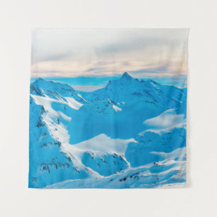Berge mit Schneegipfeln und Sonnenuntergang Skynow Wandteppich