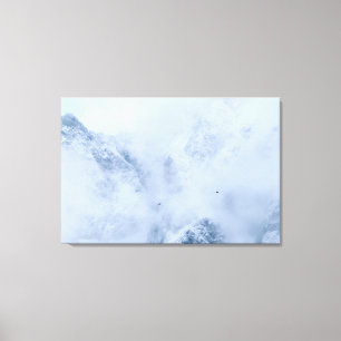 Berge, schneebedeckte Berge und Wolken Leinwanddruck