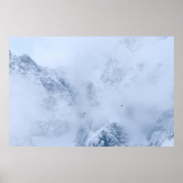 Berge, schneebedeckte Berge und Wolken Poster