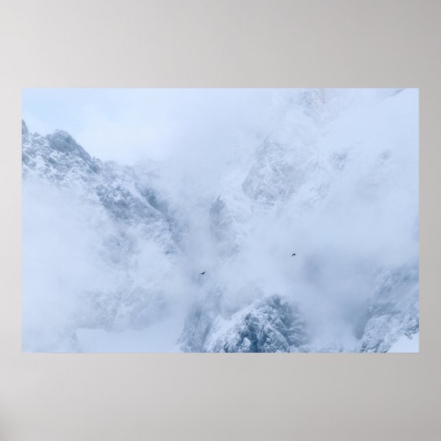 Berge, schneebedeckte Berge und Wolken Poster (Vorne)