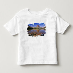 Berge spiegeln sich im ruhigen Two Medicine Lake i Kleinkind T-shirt