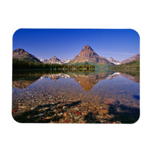 Berge spiegeln sich im ruhigen Two Medicine Lake i Magnet