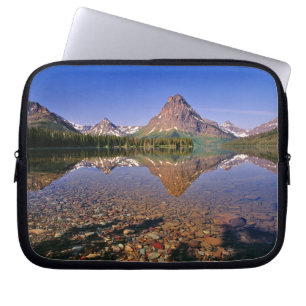 Berge spiegeln sich im ruhigen Two Medicine Lake w Laptopschutzhülle