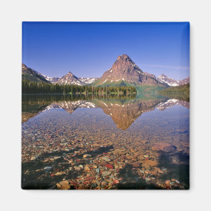 Berge spiegeln sich im ruhigen Two Medicine Lake w Magnet
