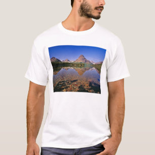 Berge spiegeln sich im ruhigen Two Medicine Lake w T-Shirt