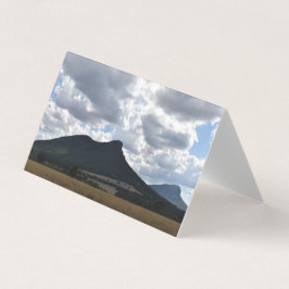 Berge Sturgeon und Abrupt unter dramatischen Wolke