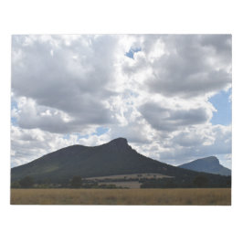 Berge Sturgeon und Abrupt unter dramatischen Wolke Notizblock