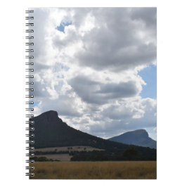 Berge Sturgeon und Abrupt unter dramatischen Wolke Notizblock