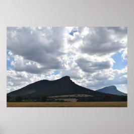 Berge Sturgeon und Abrupt unter dramatischen Wolke Poster