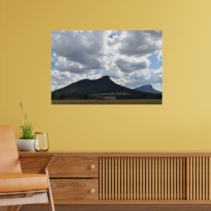 Berge Sturgeon und Abrupt unter dramatischen Wolke Poster