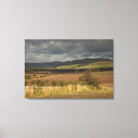 Berge und Berge unter einem bewölkten Himmel