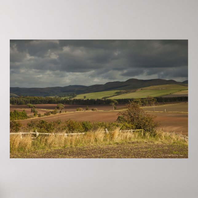 Berge und Berge unter einem bewölkten Himmel Poster (Vorne)