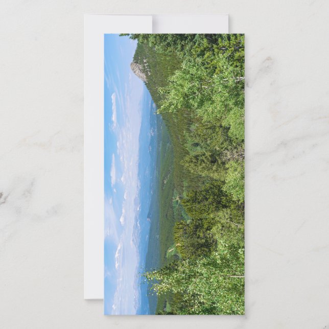 Berge und bewaldete Täler am goldenen Tor Canyon (Vorderseite)