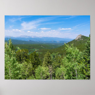 Berge und bewaldete Täler am goldenen Tor Canyon Poster