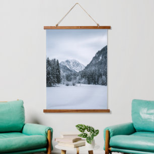 Berge und gefrorener See in Zgornje Jezersko, Slo Wandteppich Mit Holzrahmen