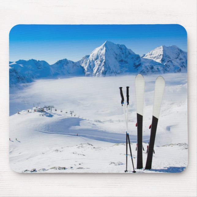 Berge und Skiausrüstung Mousepad (Vorne)