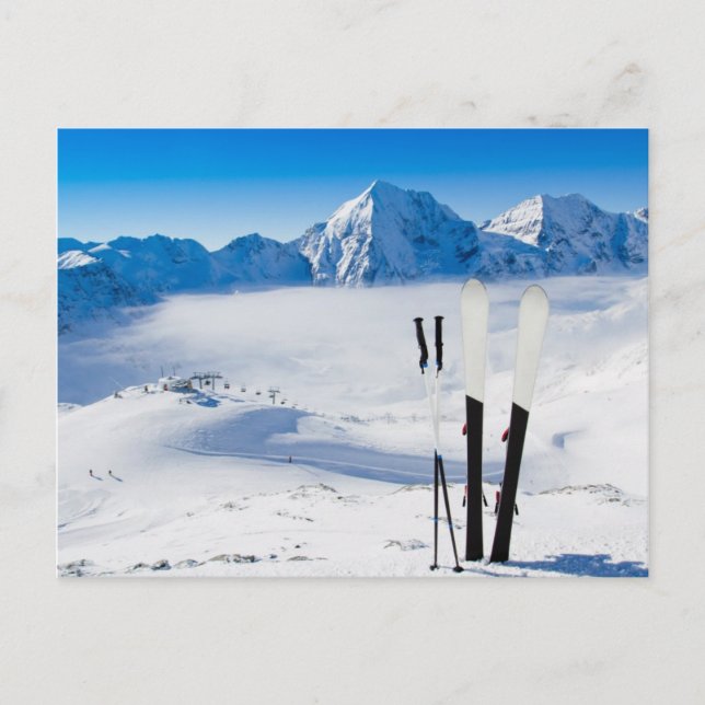 Berge und Skiausrüstung Postkarte (Vorderseite)