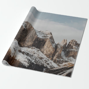 BERGE VON ROCKY IN DER NÄHE VON PINENBÄUMEN GESCHENKPAPIER