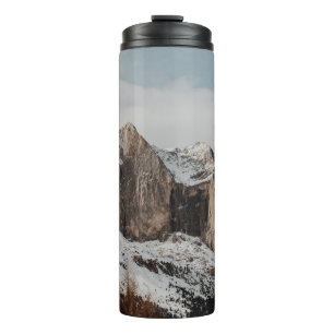 BERGE VON ROCKY IN DER NÄHE VON PINENBÄUMEN THERMOSBECHER