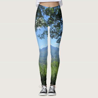 Berge zwischen zwei Bäumen Leggings