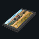 BERGFAHREN TRI-FOLD GELDBEUTEL<br><div class="desc">Eine Aquarell von drei Männern Mountainbiking in den walisischen Hügeln.</div>
