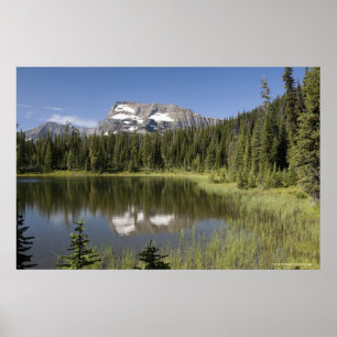 Berggipfel gespiegelt in einem See Poster