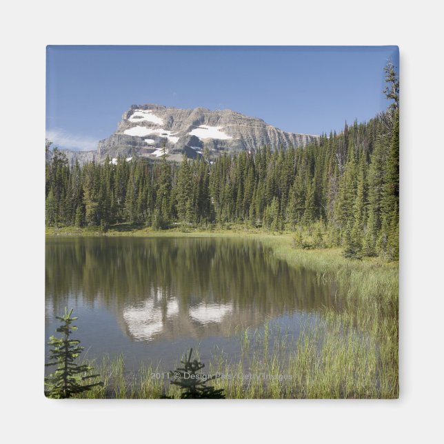 Berggipfel in einem See Magnet (Vorne)