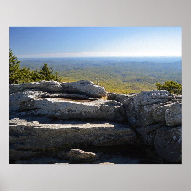 Berggipfel mit Landschaftlicher Aussicht Poster (Vorne)