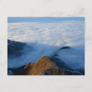 Berggipfel über den Wolken Postkarte