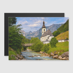 Bergkirche mit Flusslandschaft Magneteinladung